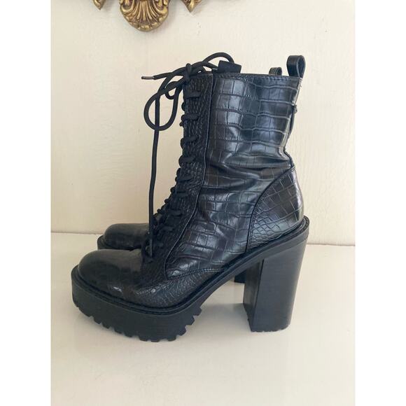 GUESS Women's Kaniela Ankle Boot Black Faux Crocodile Size 9M Booties - Picture 4 of 9